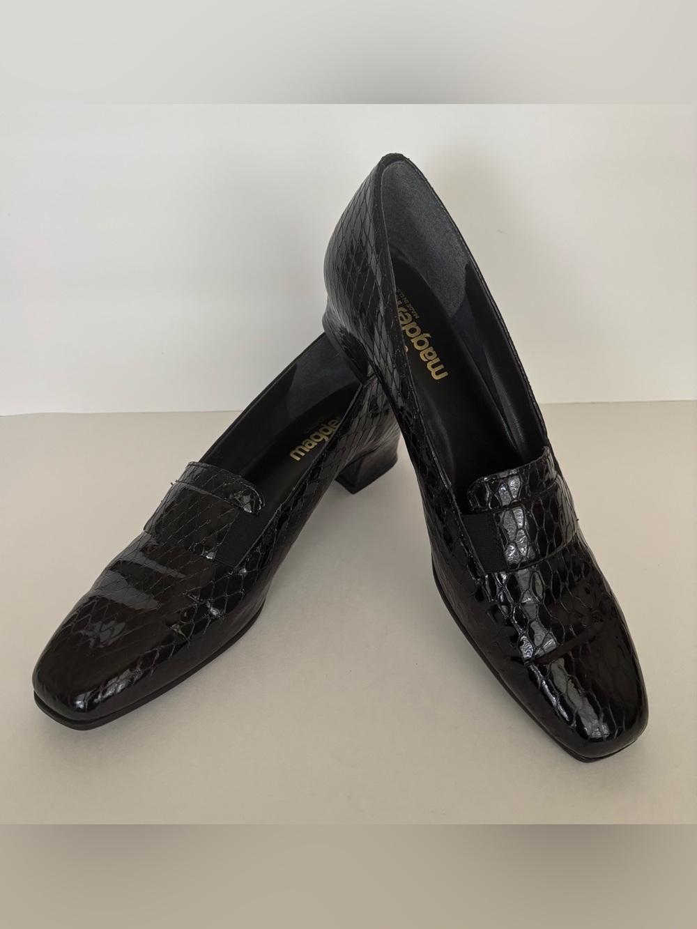 Vintage California Magdesians Women's Black Croc-Embossed Leather Loafers